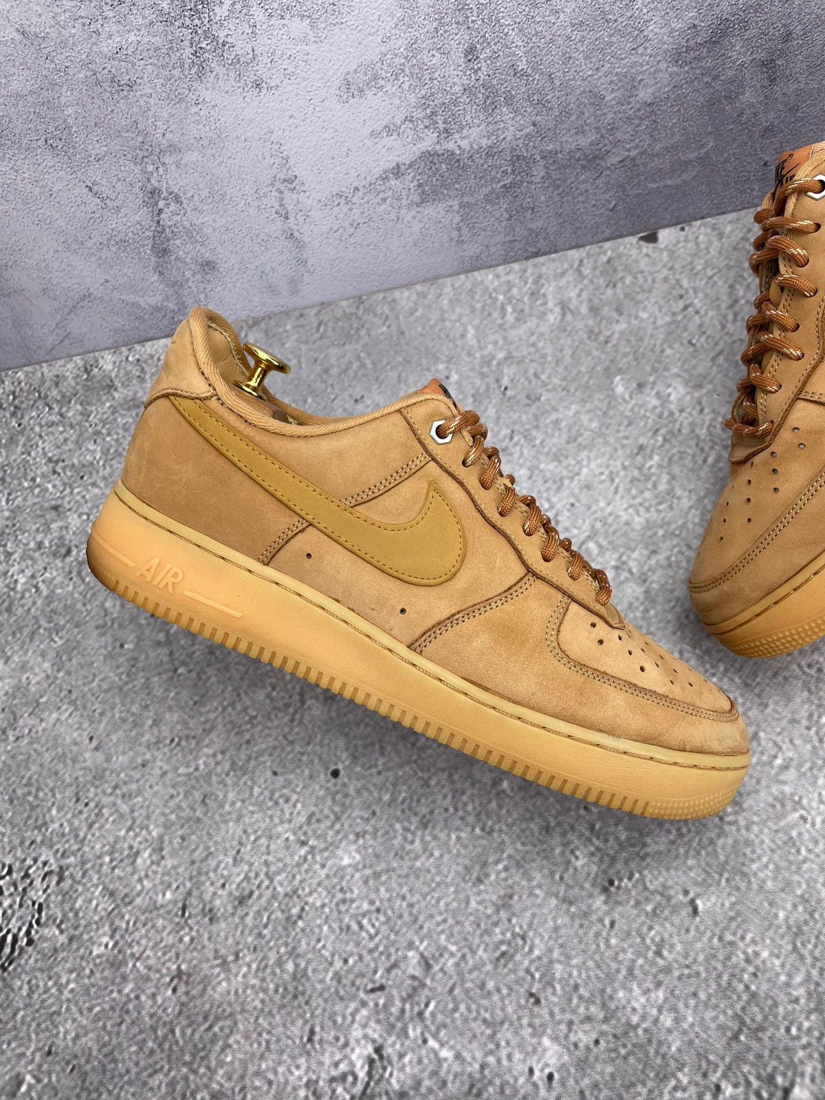 Nike Air Force 1 '07 WB Flax — buty sportowe męskie w bardzo dobrym stanie rozmiar 44, zewnętrzny panel lewego buta