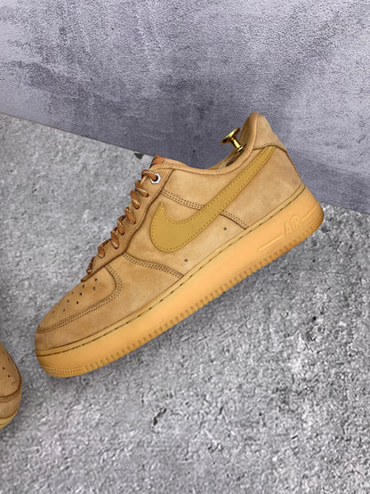 Nike Air Force 1 '07 WB Flax — buty sportowe męskie w bardzo dobrym stanie rozmiar 44, widok z góry na wewnętrzną stronę butów