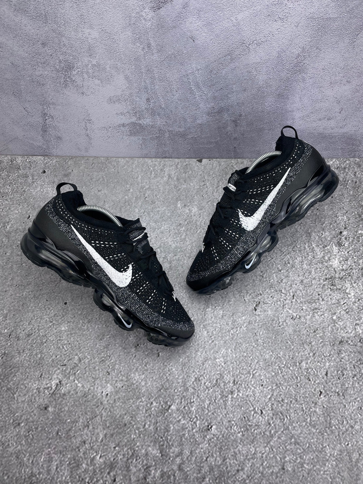 Nike Air VaporMax 2023 Flyknit Oreo — buty sportowe męskie w bardzo dobrym stanie rozmiar 44, widok z góry na zewnętrzną stronę butów