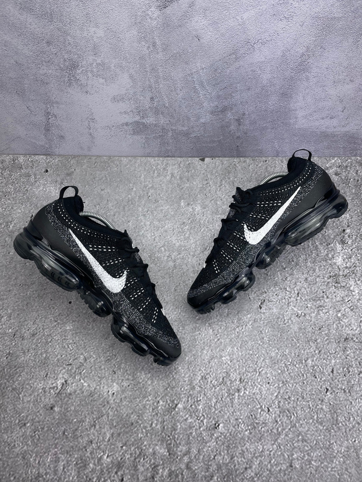 Nike Air VaporMax 2023 Flyknit Oreo — buty sportowe męskie w bardzo dobrym stanie rozmiar 44, zewnętrzny panel prawego buta