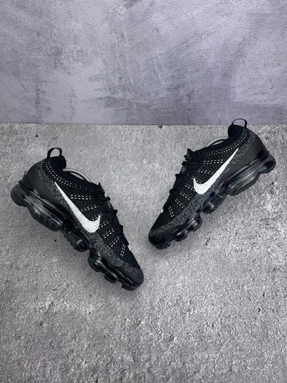 Nike Air VaporMax 2023 Flyknit Oreo — buty sportowe męskie w bardzo dobrym stanie rozmiar 44, zewnętrzny panel prawego buta