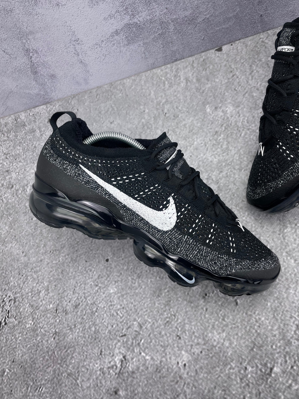 Nike Air VaporMax 2023 Flyknit Oreo — buty sportowe męskie w bardzo dobrym stanie rozmiar 44, zewnętrzny panel lewego buta