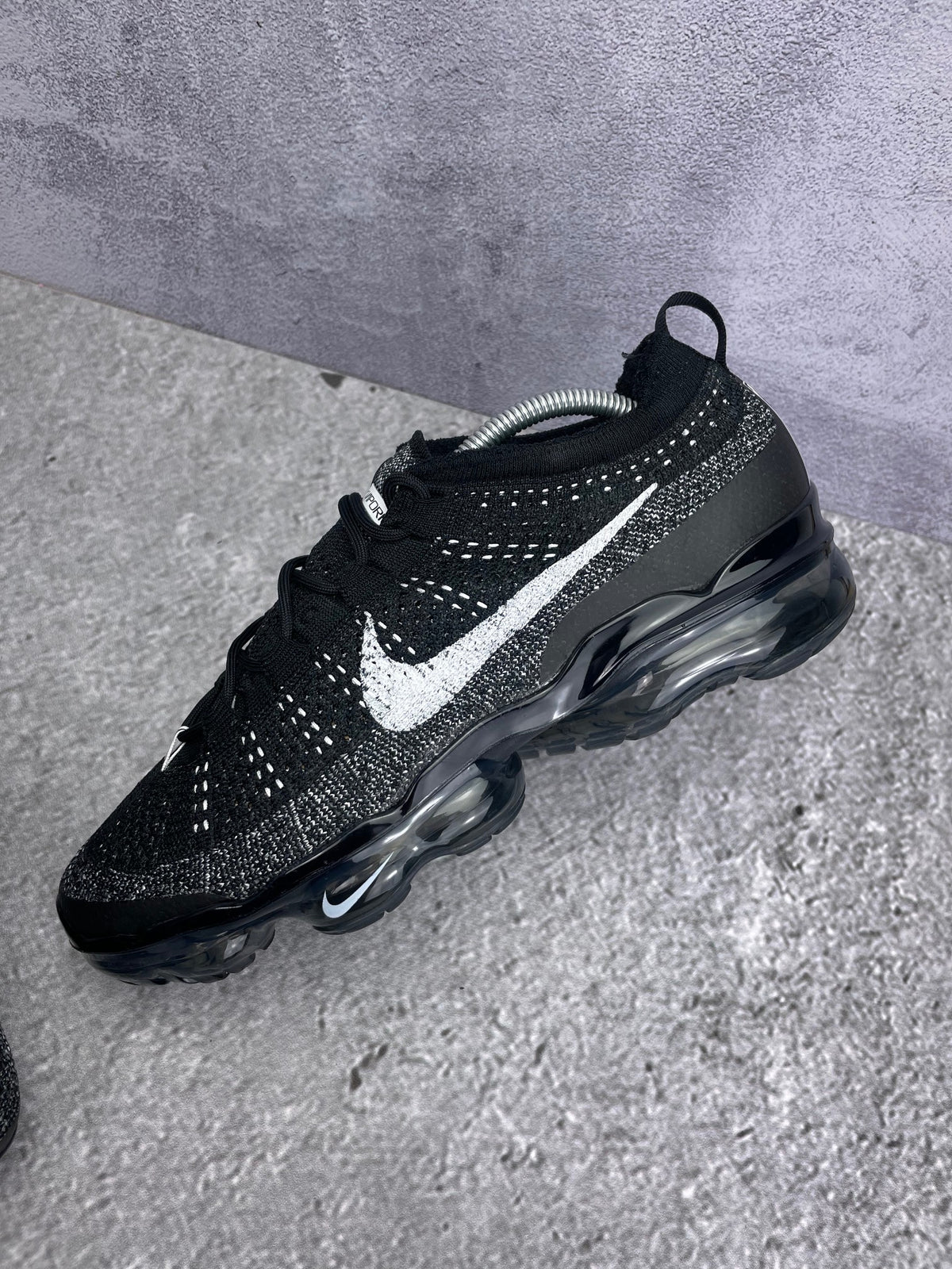 Nike Air VaporMax 2023 Flyknit Oreo — buty sportowe męskie w bardzo dobrym stanie rozmiar 44, widok z góry na wewnętrzną stronę butów