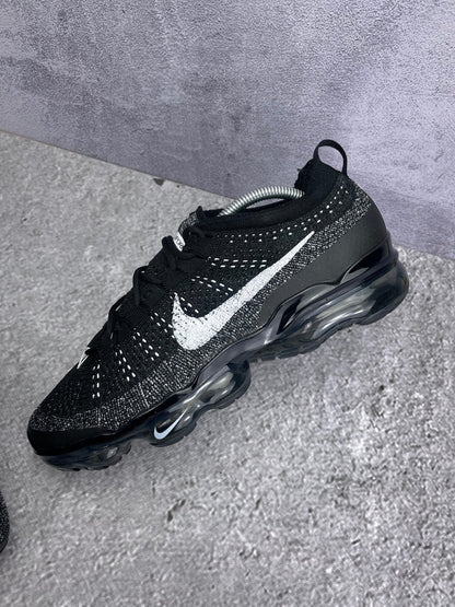 Nike Air VaporMax 2023 Flyknit Oreo — buty sportowe męskie w bardzo dobrym stanie rozmiar 44, widok z góry na wewnętrzną stronę butów