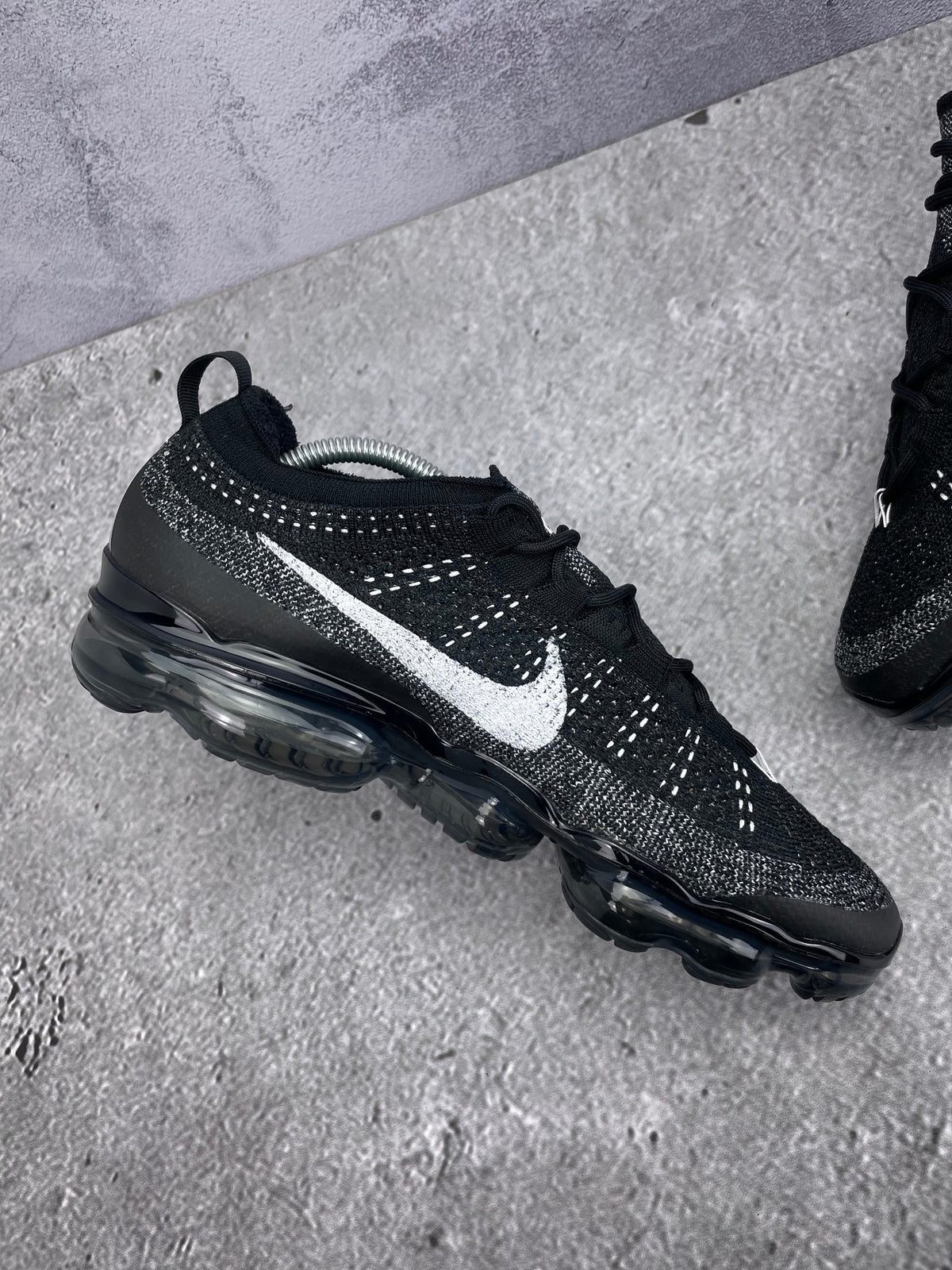Nike Air VaporMax 2023 Flyknit Oreo — buty sportowe męskie w bardzo dobrym stanie rozmiar 44, wewnętrzny panel lewego buta