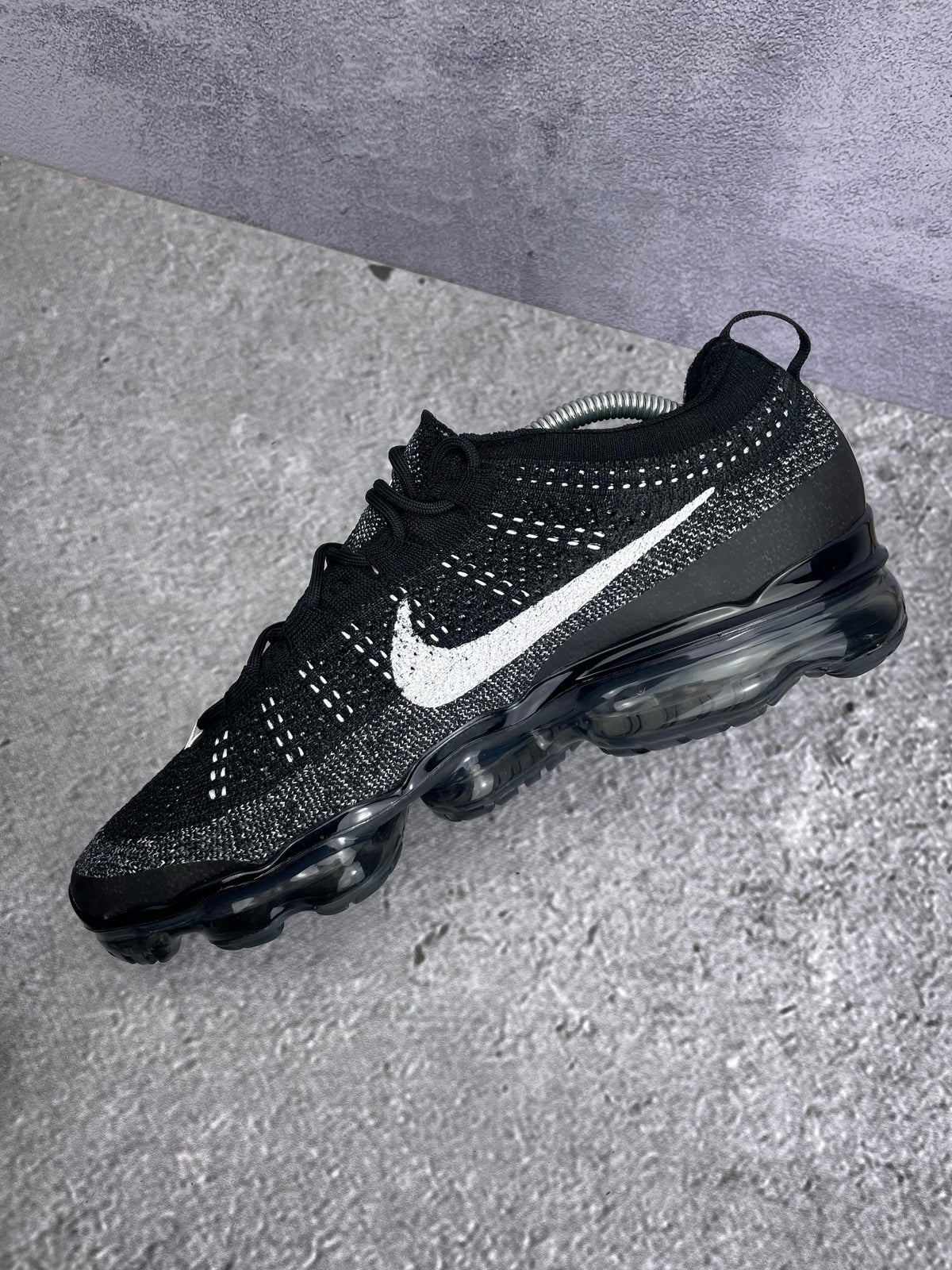 Nike Air VaporMax 2023 Flyknit Oreo — buty sportowe męskie w bardzo dobrym stanie rozmiar 44, wewnętrzny panel prawego buta