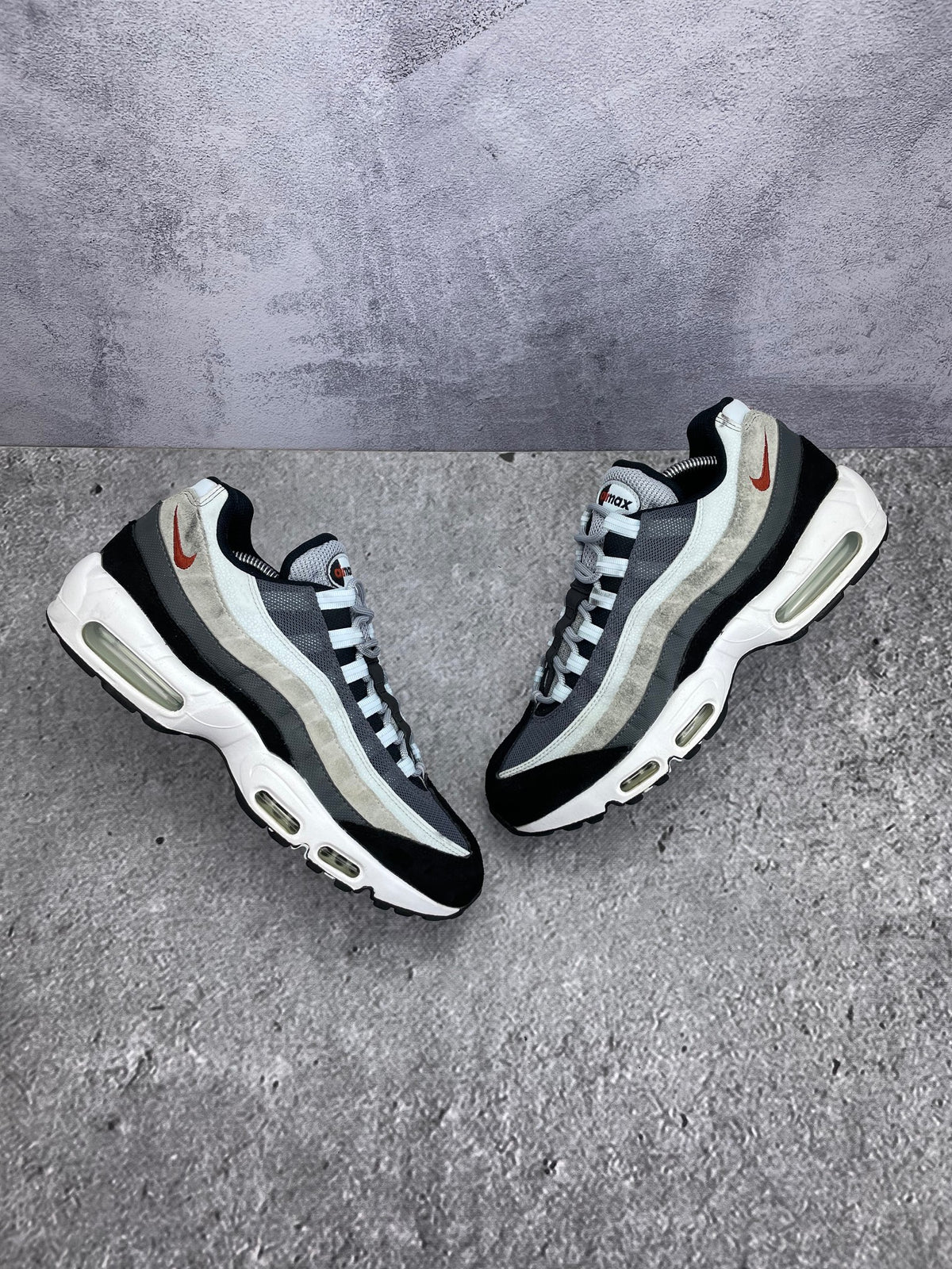 Nike Air Max 95 Rugged Orange — buty sportowe męskie w bardzo dobrym stanie rozmiar 44, widok z góry na zewnętrzną stronę butów