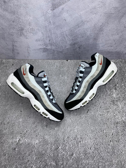 Nike Air Max 95 Rugged Orange — buty sportowe męskie w bardzo dobrym stanie rozmiar 44, widok z góry na zewnętrzną stronę butów