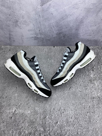 Nike Air Max 95 Rugged Orange — buty sportowe męskie w bardzo dobrym stanie rozmiar 44, zewnętrzny panel prawego buta