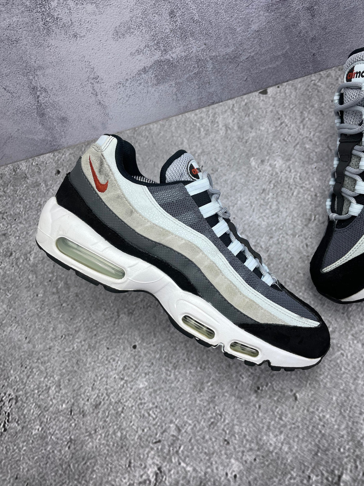 Nike Air Max 95 Rugged Orange — buty sportowe męskie w bardzo dobrym stanie rozmiar 44, zewnętrzny panel lewego buta