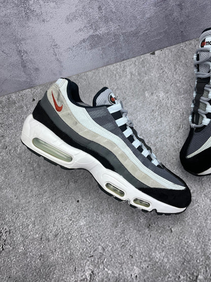 Nike Air Max 95 Rugged Orange — buty sportowe męskie w bardzo dobrym stanie rozmiar 44, zewnętrzny panel lewego buta