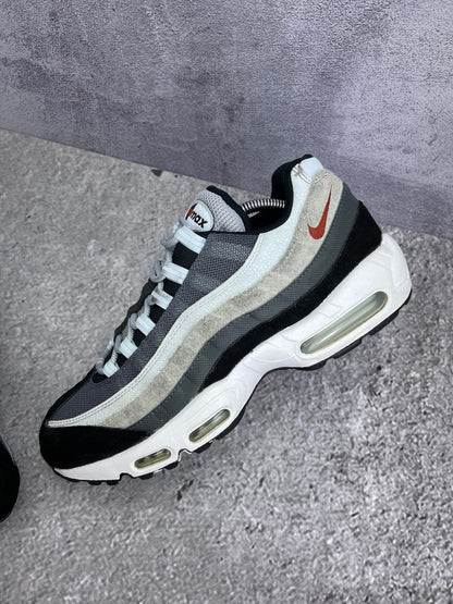 Nike Air Max 95 Rugged Orange — buty sportowe męskie w bardzo dobrym stanie rozmiar 44, widok z góry na wewnętrzną stronę butów