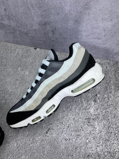 Nike Air Max 95 Rugged Orange — buty sportowe męskie w bardzo dobrym stanie rozmiar 44, wewnętrzny panel prawego buta