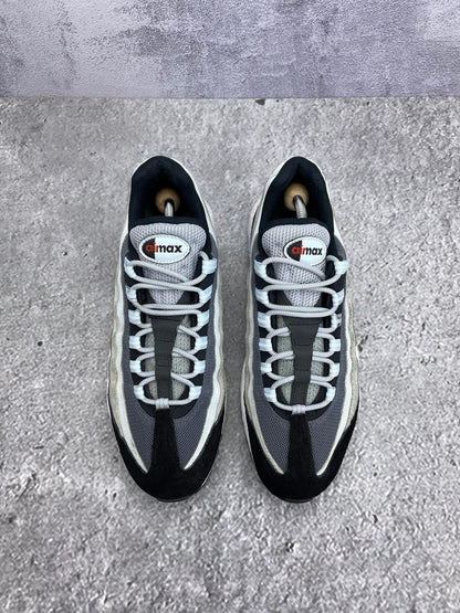 Nike Air Max 95 Rugged Orange — buty sportowe męskie w bardzo dobrym stanie rozmiar 44, widok z góry