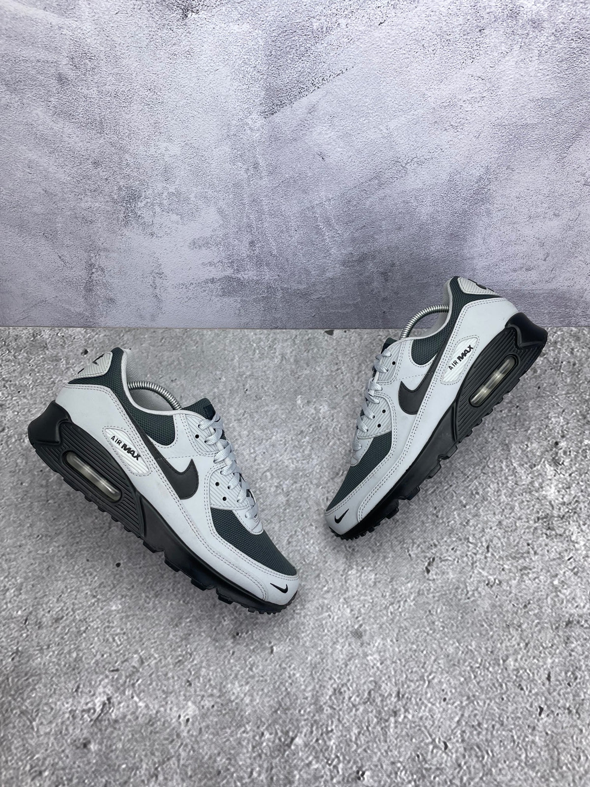 Nike Air Max 90 Light Smoke Grey — buty sportowe męskie w bardzo dobrym stanie rozmiar 44, widok z góry na zewnętrzną stronę butów