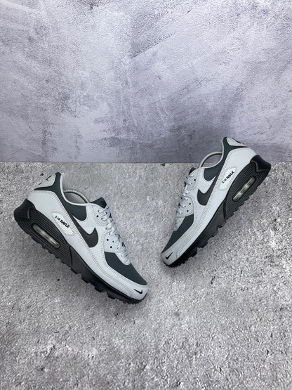 Nike Air Max 90 Light Smoke Grey — buty sportowe męskie w bardzo dobrym stanie rozmiar 44, widok z góry na zewnętrzną stronę butów