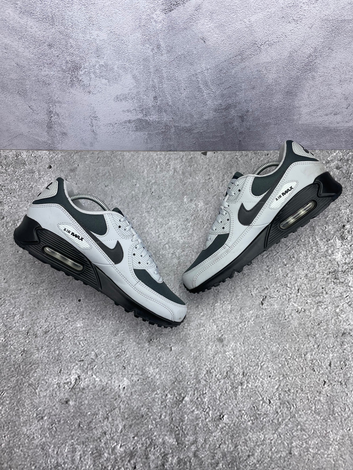 Nike Air Max 90 Light Smoke Grey — buty sportowe męskie w bardzo dobrym stanie rozmiar 44, zewnętrzny panel prawego buta