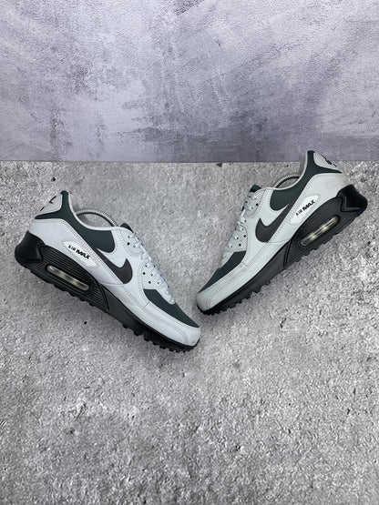 Nike Air Max 90 Light Smoke Grey — buty sportowe męskie w bardzo dobrym stanie rozmiar 44, zewnętrzny panel prawego buta