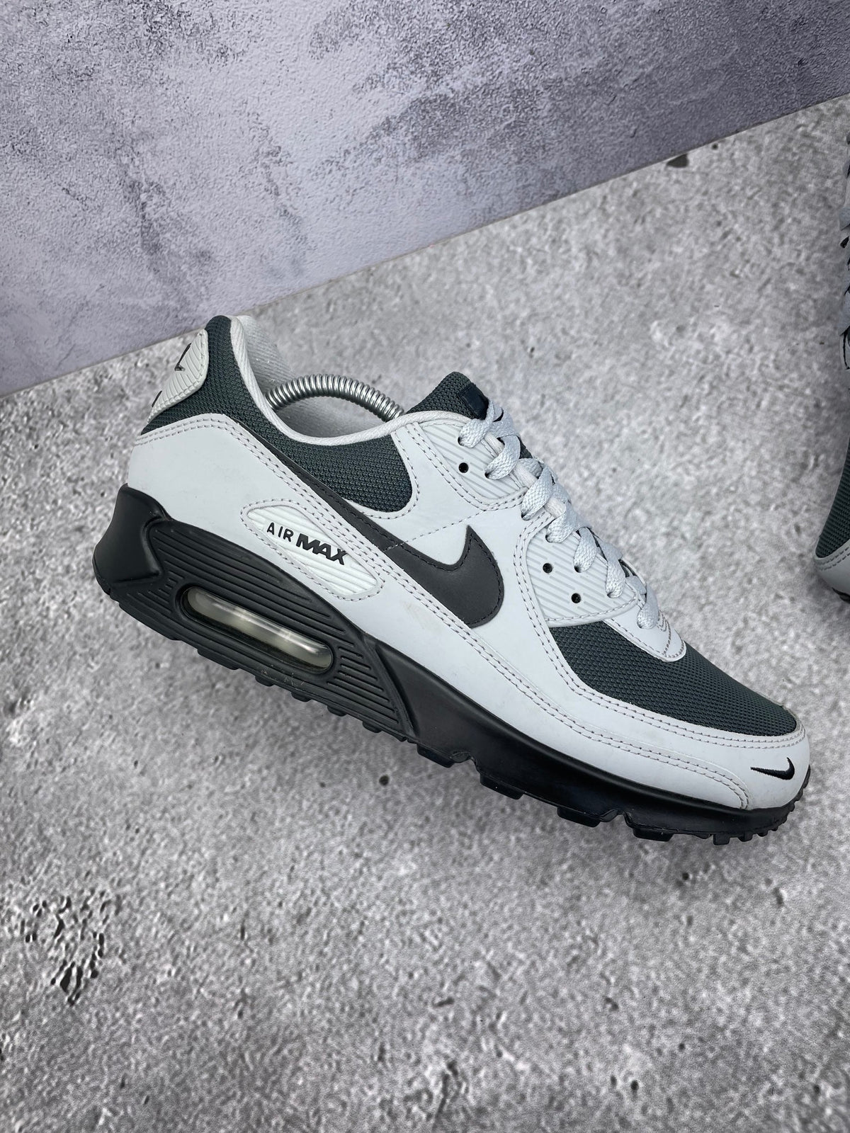Nike Air Max 90 Light Smoke Grey — buty sportowe męskie w bardzo dobrym stanie rozmiar 44, zewnętrzny panel lewego buta