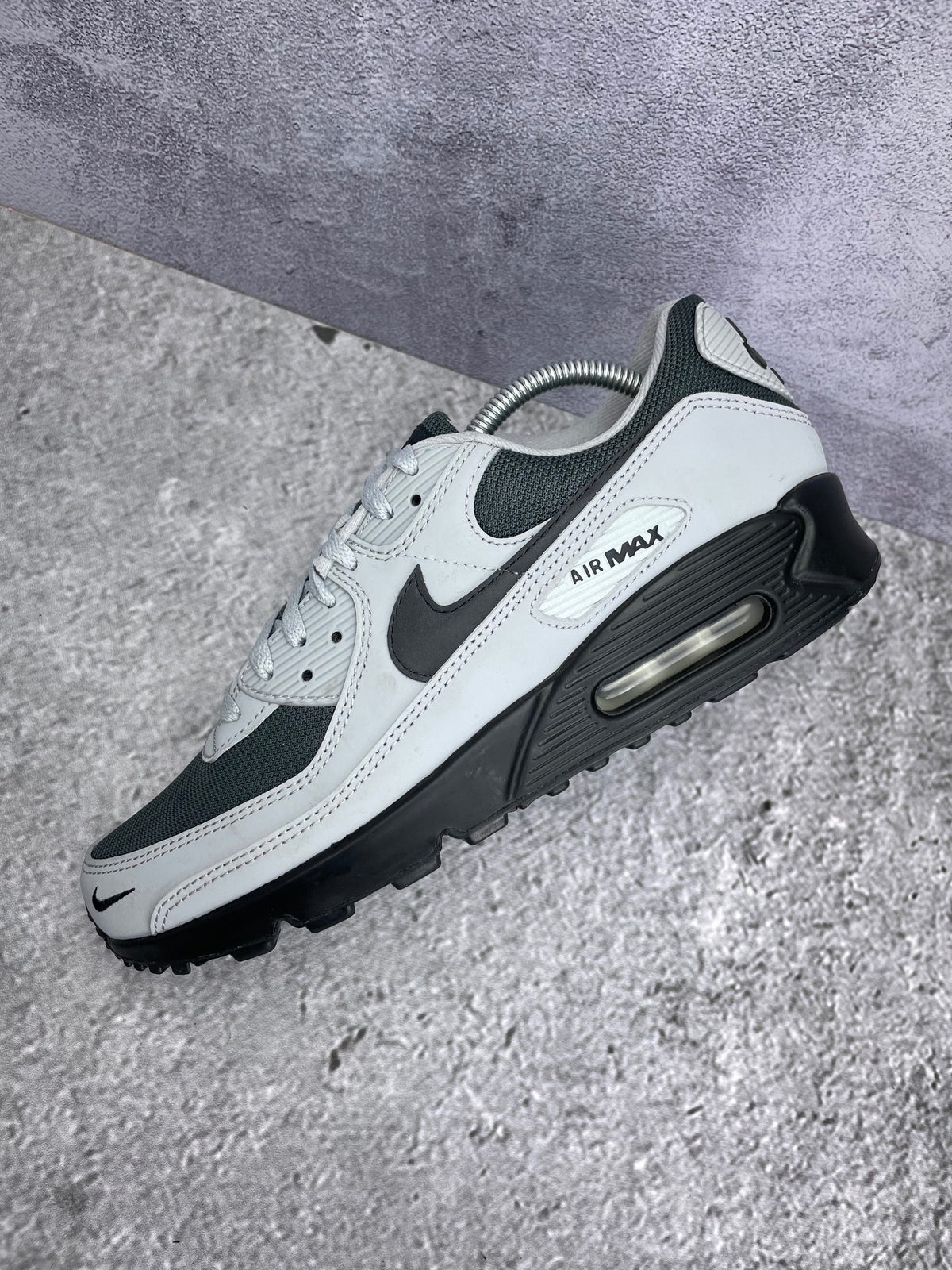 Nike Air Max 90 Light Smoke Grey — buty sportowe męskie w bardzo dobrym stanie rozmiar 44, widok z góry na wewnętrzną stronę butów