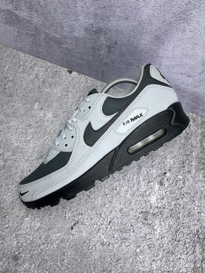 Nike Air Max 90 Light Smoke Grey — buty sportowe męskie w bardzo dobrym stanie rozmiar 44, widok z góry na wewnętrzną stronę butów