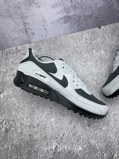 Nike Air Max 90 Light Smoke Grey — buty sportowe męskie w bardzo dobrym stanie rozmiar 44, wewnętrzny panel lewego buta