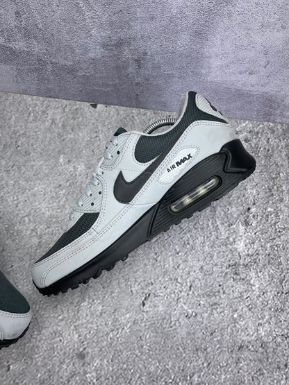 Nike Air Max 90 Light Smoke Grey — buty sportowe męskie w bardzo dobrym stanie rozmiar 44, wewnętrzny panel prawego buta