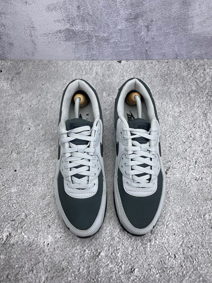 Nike Air Max 90 Light Smoke Grey — buty sportowe męskie w bardzo dobrym stanie rozmiar 44, widok z góry