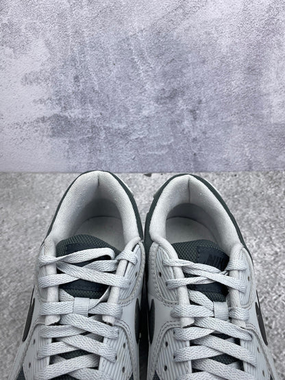 Nike Air Max 90 Light Smoke Grey — buty sportowe męskie w bardzo dobrym stanie rozmiar 44, zapiętki butów