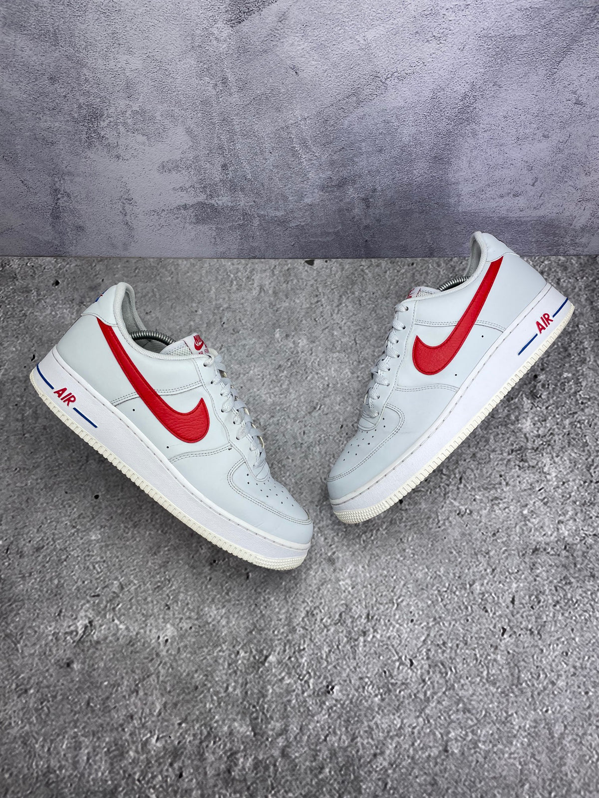 Nike Air Force 1 '07 USA — buty sportowe męskie w bardzo dobrym stanie rozmiar 45, widok z góry na zewnętrzną stronę butów