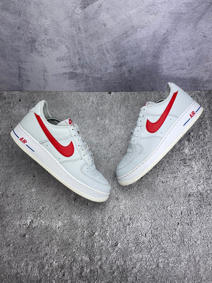 Nike Air Force 1 '07 USA — buty sportowe męskie w bardzo dobrym stanie rozmiar 45, widok z góry na zewnętrzną stronę butów