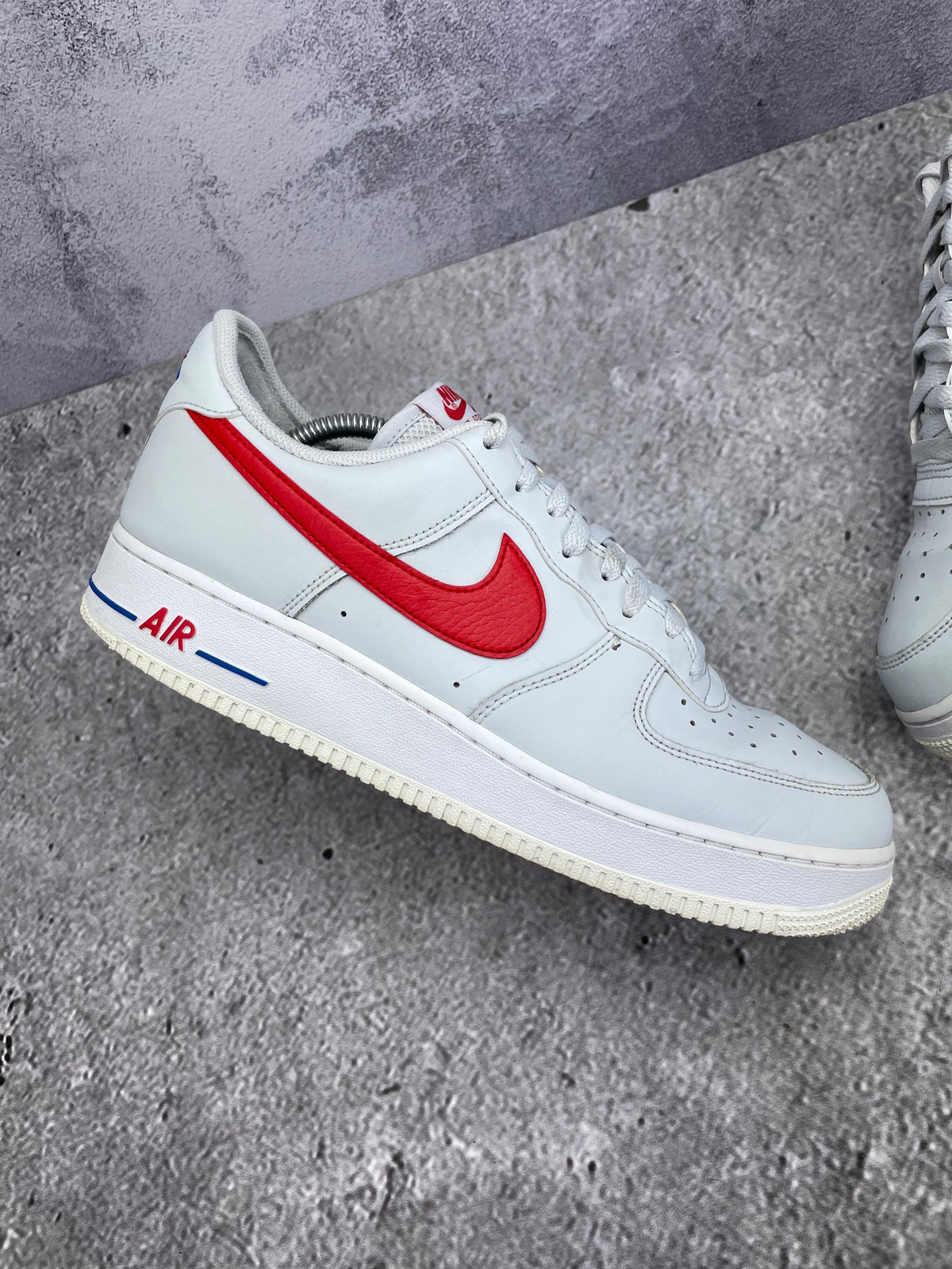Nike Air Force 1 '07 USA — buty sportowe męskie w bardzo dobrym stanie rozmiar 45, zewnętrzny panel lewego buta