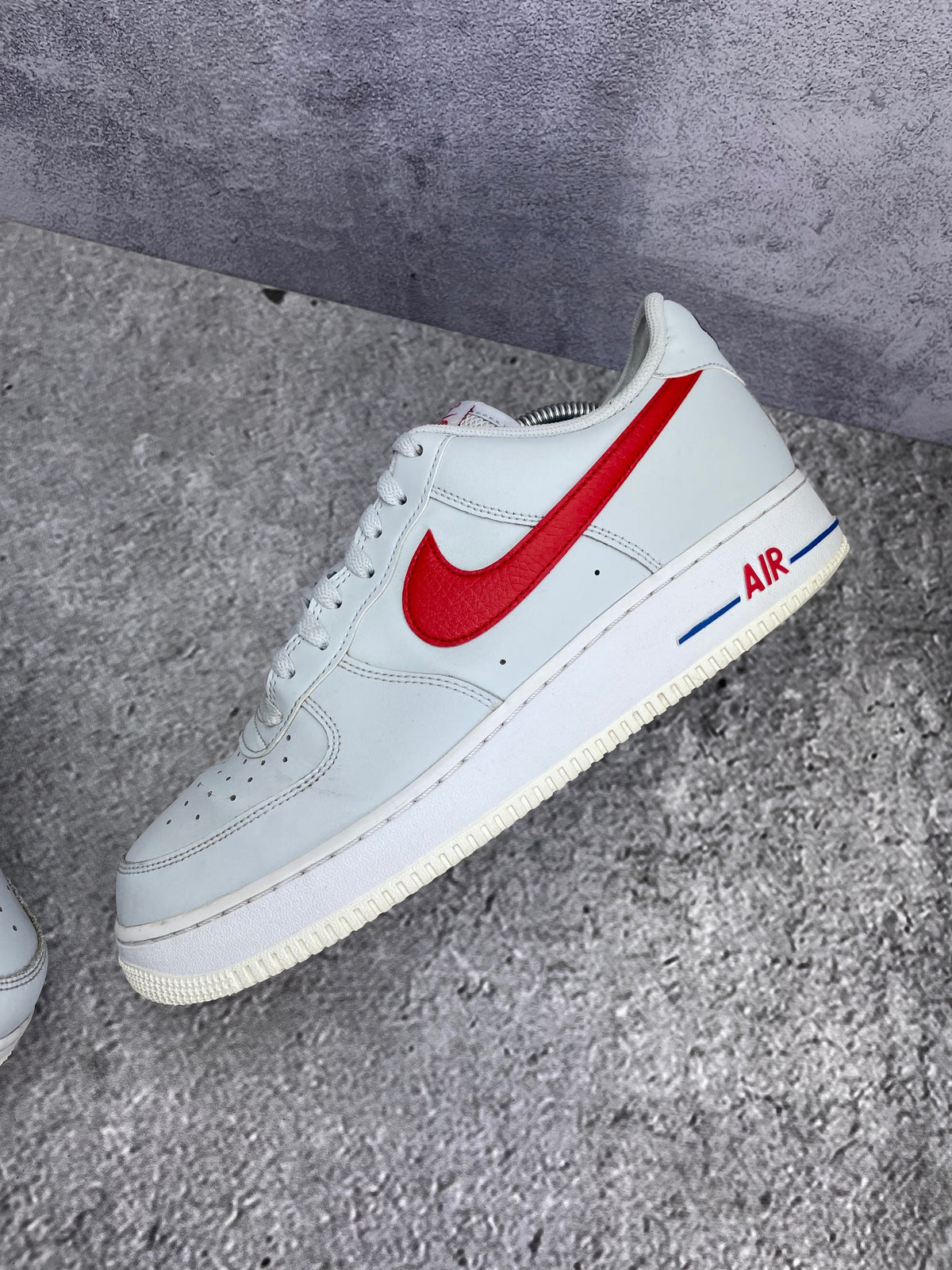 Nike Air Force 1 '07 USA — buty sportowe męskie w bardzo dobrym stanie rozmiar 45, widok z góry na wewnętrzną stronę butów