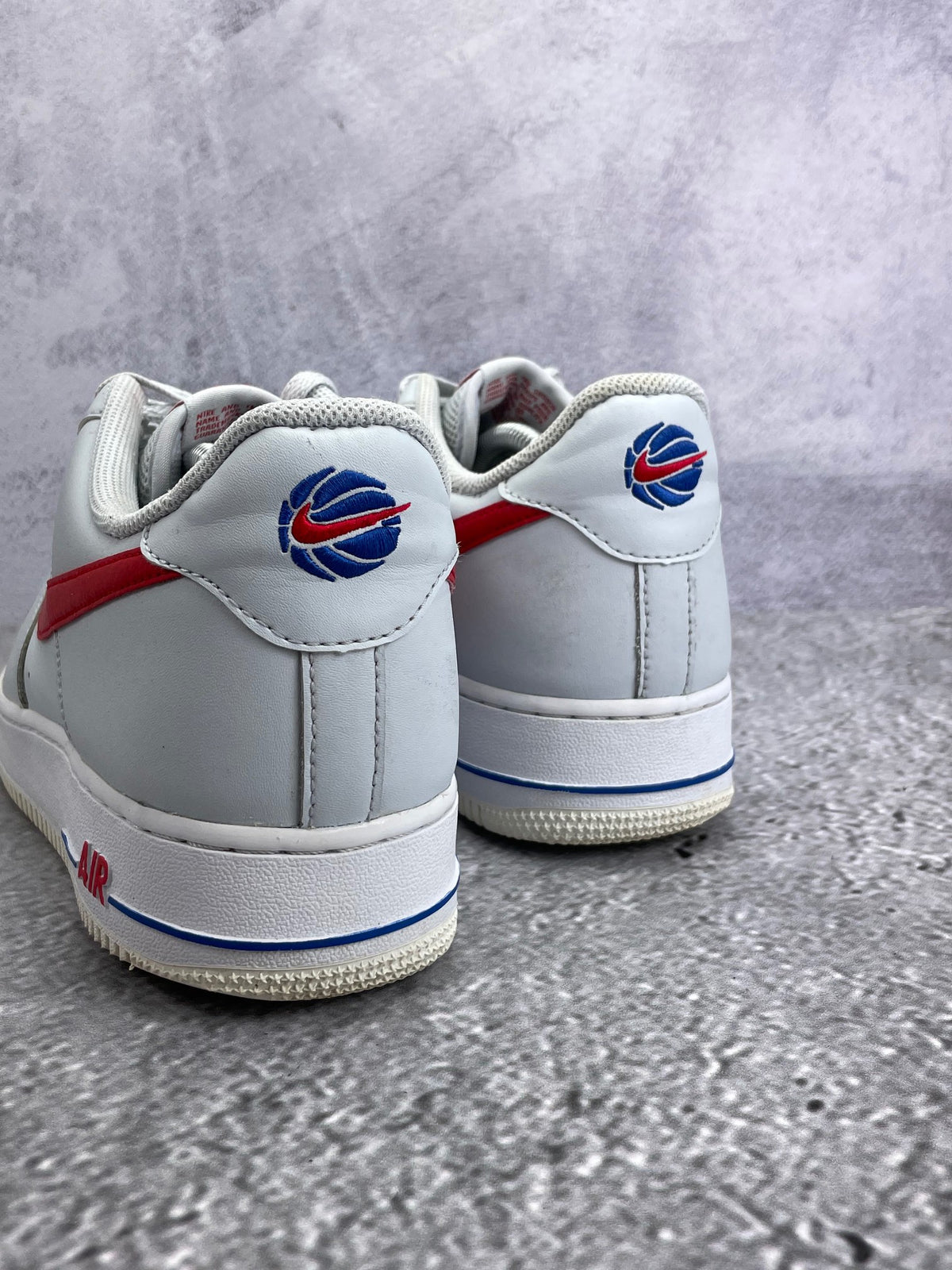Nike Air Force 1 '07 USA — buty sportowe męskie w bardzo dobrym stanie rozmiar 45, widok z tyłu