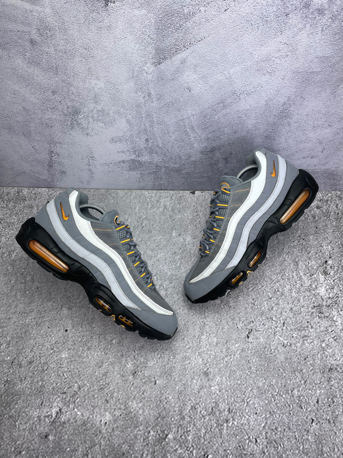 Nike Air Max 95 Cool Grey Sundial — buty sportowe męskie w bardzo dobrym stanie rozmiar 45, widok z góry na zewnętrzną stronę butów