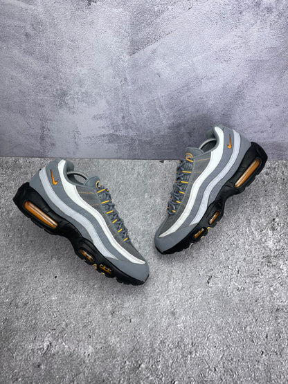 Nike Air Max 95 Cool Grey Sundial — buty sportowe męskie w bardzo dobrym stanie rozmiar 45, widok z góry na zewnętrzną stronę butów
