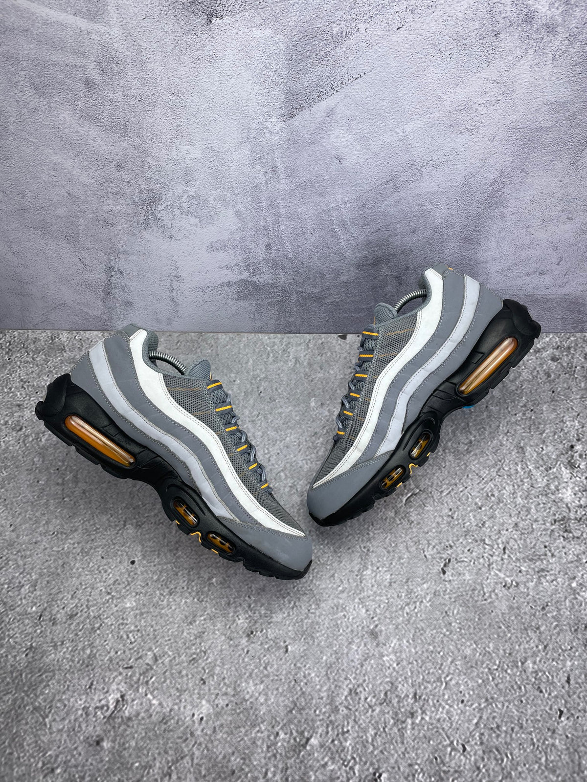 Nike Air Max 95 Cool Grey Sundial — buty sportowe męskie w bardzo dobrym stanie rozmiar 45, zewnętrzny panel prawego buta