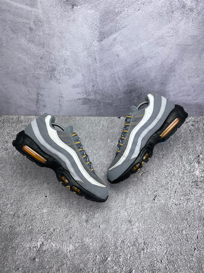 Nike Air Max 95 Cool Grey Sundial — buty sportowe męskie w bardzo dobrym stanie rozmiar 45, zewnętrzny panel prawego buta