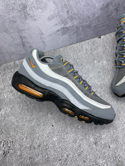 Nike Air Max 95 Cool Grey Sundial — buty sportowe męskie w bardzo dobrym stanie rozmiar 45, zewnętrzny panel lewego buta