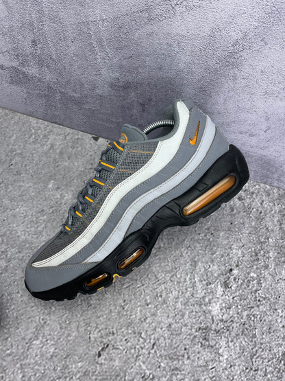 Nike Air Max 95 Cool Grey Sundial — buty sportowe męskie w bardzo dobrym stanie rozmiar 45, widok z góry na wewnętrzną stronę butów