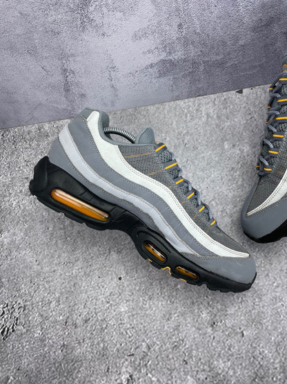 Nike Air Max 95 Cool Grey Sundial — buty sportowe męskie w bardzo dobrym stanie rozmiar 45, wewnętrzny panel lewego buta
