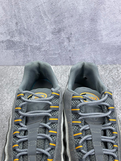 Nike Air Max 95 Cool Grey Sundial — buty sportowe męskie w bardzo dobrym stanie rozmiar 45, zapiętki butów