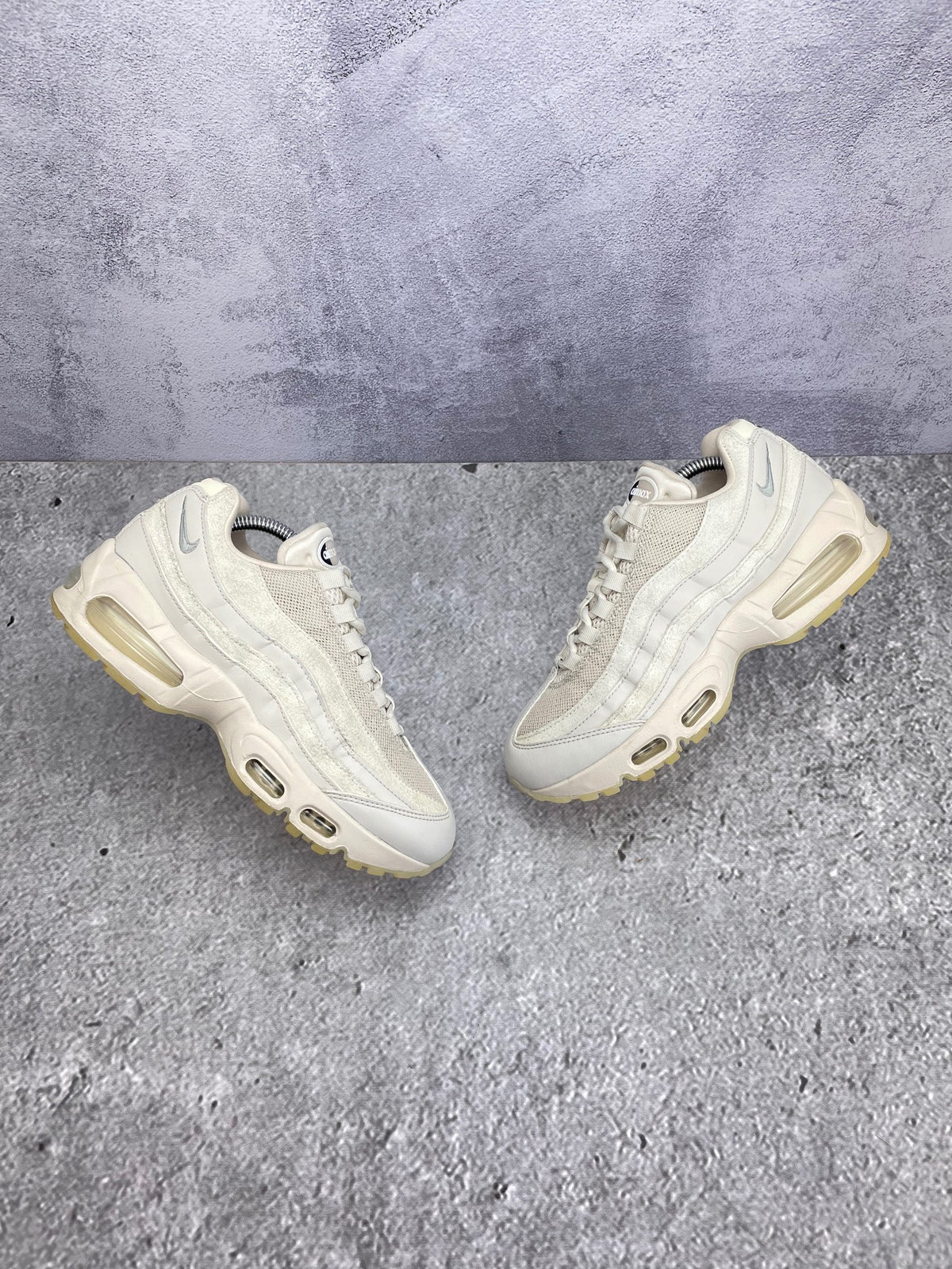 Nike Air Max 95 OG “Soft Pearl” AM95 Soft Pearl — buty sportowe damskie w bardzo dobrym stanie rozmiar 39, widok z góry na zewnętrzną stronę butów