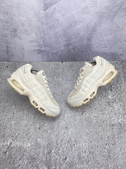 Nike Air Max 95 OG “Soft Pearl” AM95 Soft Pearl — buty sportowe damskie w bardzo dobrym stanie rozmiar 39, widok z góry na zewnętrzną stronę butów