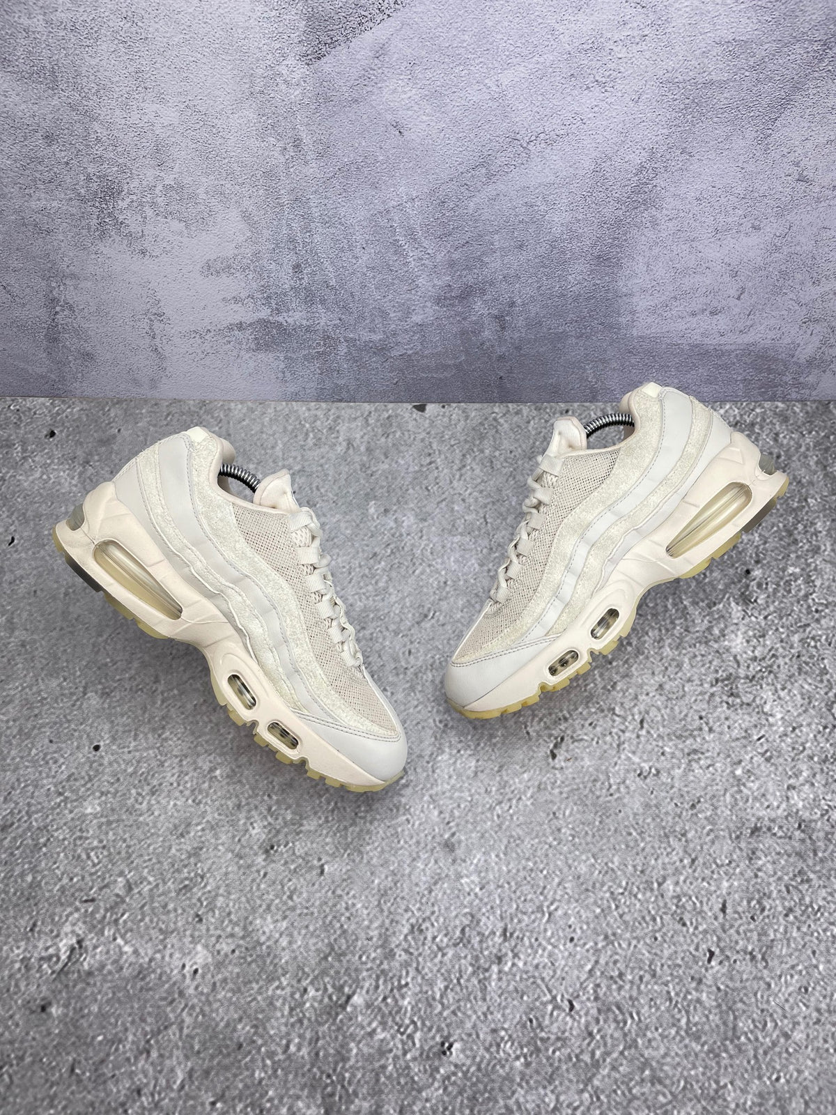 Nike Air Max 95 OG “Soft Pearl” AM95 Soft Pearl — buty sportowe damskie w bardzo dobrym stanie rozmiar 39, zewnętrzny panel prawego buta