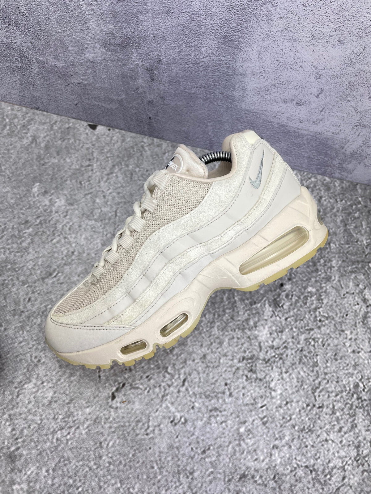 Nike Air Max 95 OG “Soft Pearl” AM95 Soft Pearl — buty sportowe damskie w bardzo dobrym stanie rozmiar 39, zewnętrzny panel lewego buta