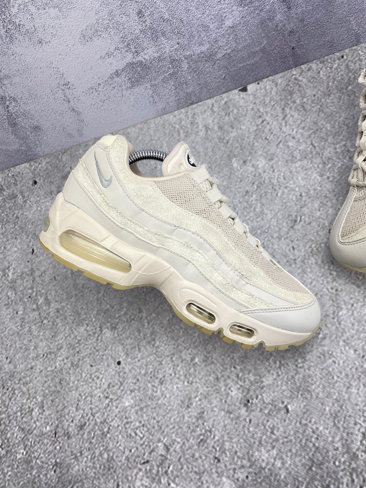 Nike Air Max 95 OG “Soft Pearl” AM95 Soft Pearl — buty sportowe damskie w bardzo dobrym stanie rozmiar 39, widok z góry na wewnętrzną stronę butów