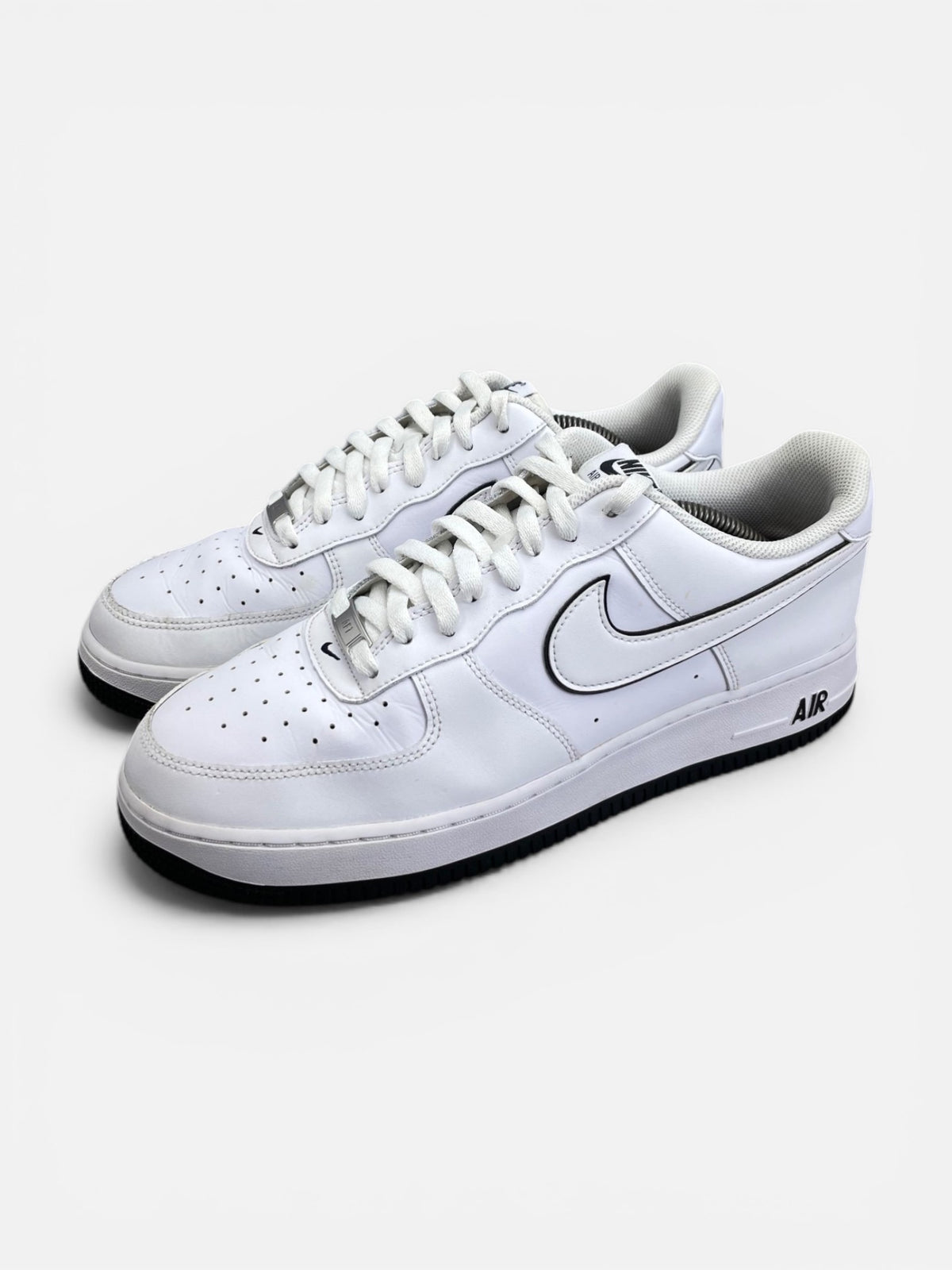 Nike Air Force 1 Low White Black Outline — buty sportowe męskie w bardzo dobrym stanie rozmiar 45.5, widok z boku