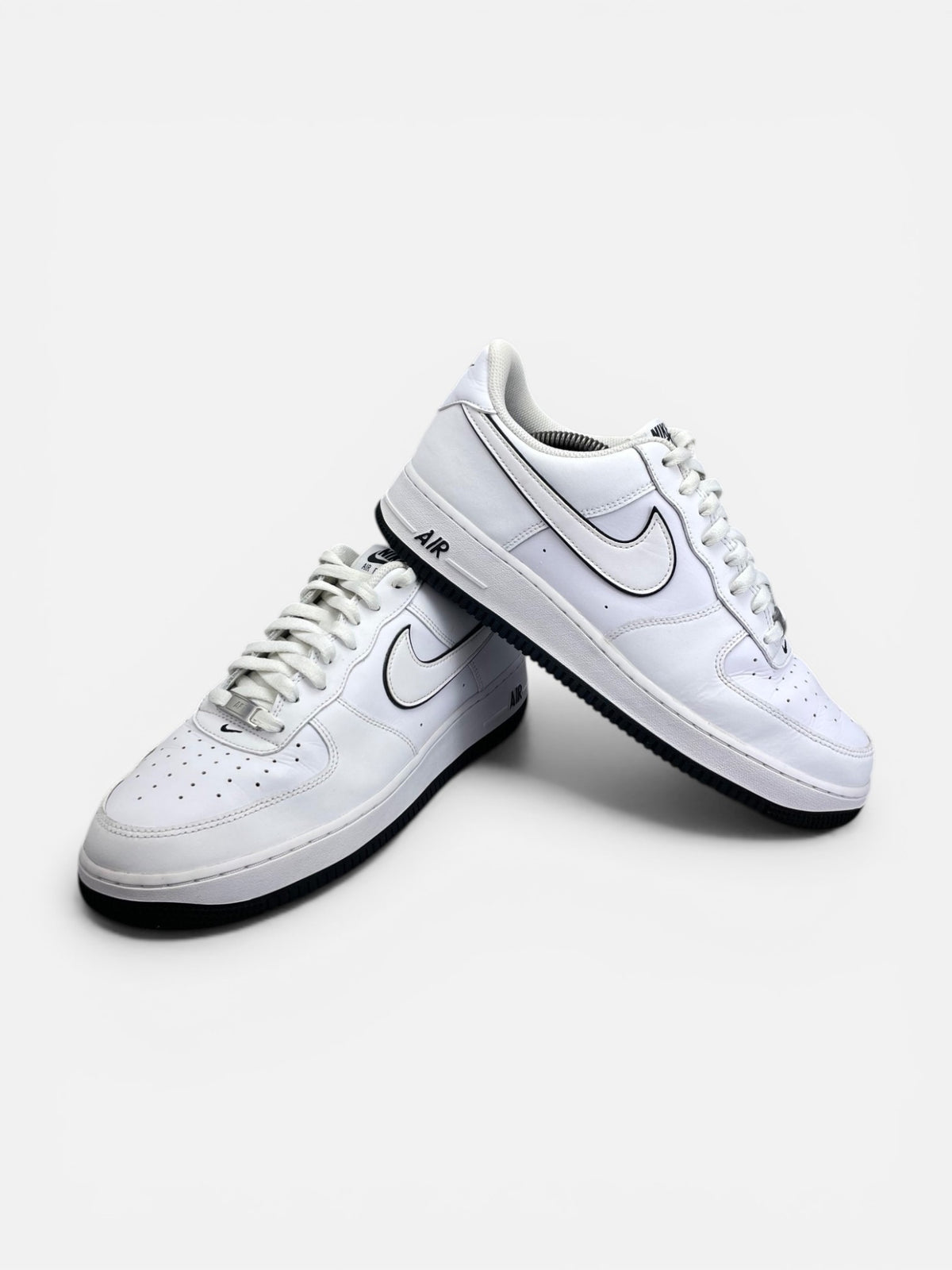 Nike Air Force 1 Low White Black Outline — buty sportowe męskie w bardzo dobrym stanie rozmiar 45.5, boczny profil