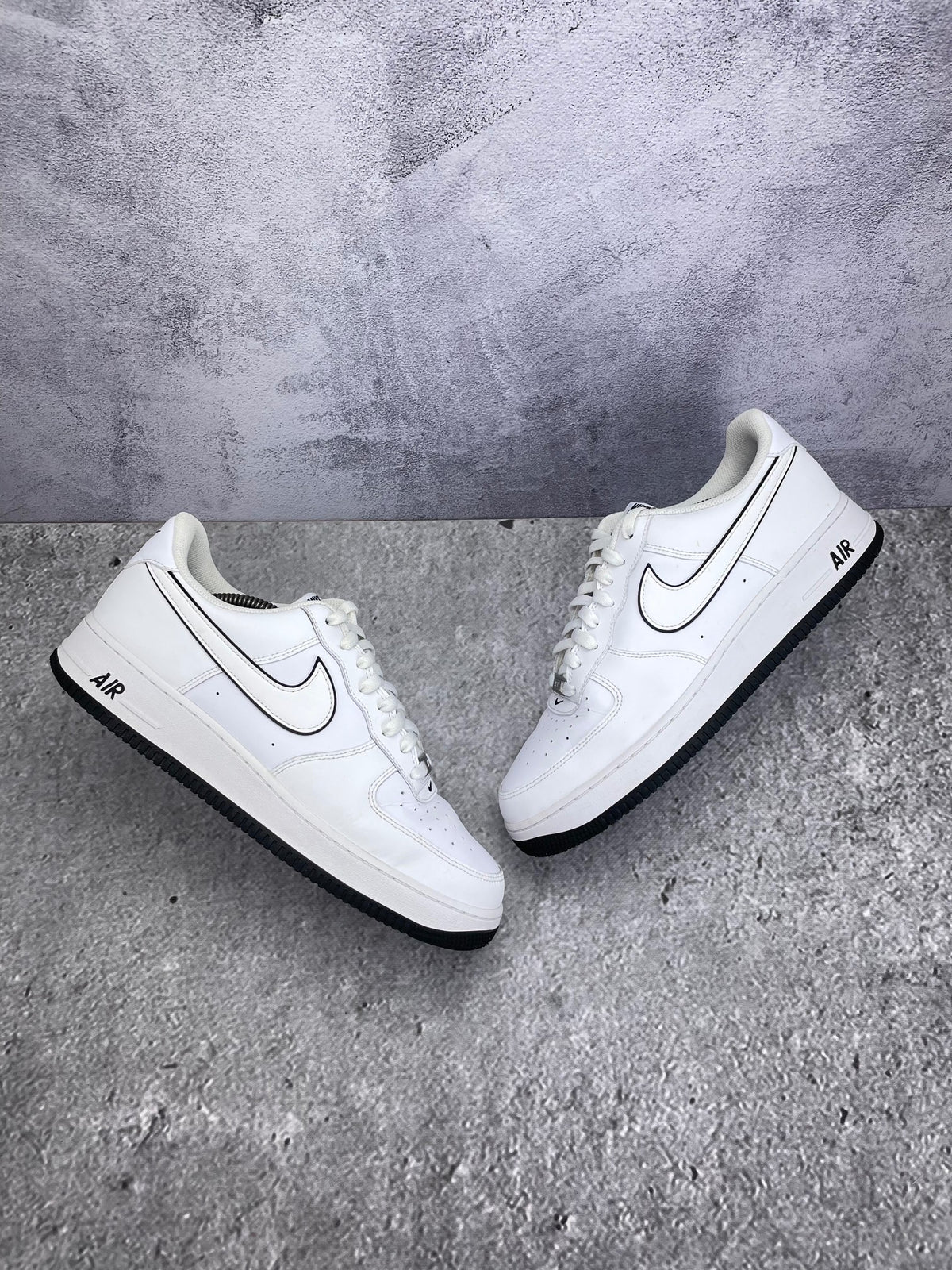 Nike Air Force 1 Low White Black Outline — buty sportowe męskie w bardzo dobrym stanie rozmiar 45.5, widok z góry na zewnętrzną stronę butów
